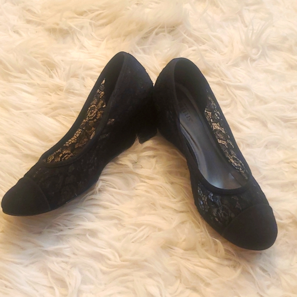Lace black pumps
